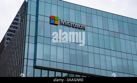 Vancouver, Kanada – 29. Mai 2019: Microsoft-Hauptsitz mit Logo. Microsoft-Logo auf Glasgebäude. Microsoft-Bürogebäude mit Logo-Schild Stockfoto