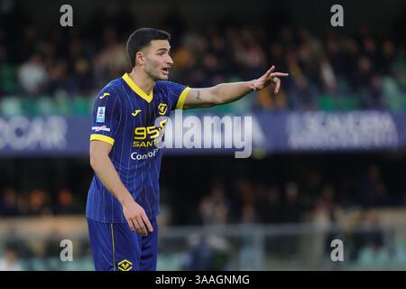 Parma, Italien. 31. März 2025. Diego Coppola vom Hellas Verona FC Gesten während des italienischen Fußballspiels der Serie A zwischen Hellas Verona und Parma Calcio im Marc'Antonio Bdentegodi Stadion. Endergebnis Hellas Verona FC 0: 0 Parma Calcio Credit: SOPA Images Limited/Alamy Live News Stockfoto
