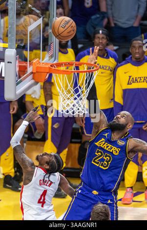 Los Angeles, Kalifornien, USA. 31. März 2025. Houston Rockets' Jalen Green #4''‹ geht am Montag, den 31. März 2025 in Los Angeles Lakers' LeBron James #23 während eines NBA-Basketballspiels in der Crypto.com Arena in Los Angeles in den Korb. (Kreditbild: © Ringo Chiu/ZUMA Press Wire) NUR REDAKTIONELLE VERWENDUNG! Nicht für kommerzielle ZWECKE! Quelle: ZUMA Press, Inc./Alamy Live News Stockfoto
