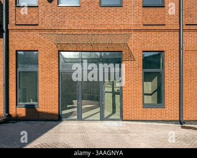 Neu renovierte Fassade des alten Gebäudes. Sanierung alter Backsteinhäuser. Stockfoto