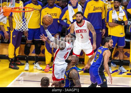 Los Angeles, Kalifornien, USA. 31. März 2025. Houston Rockets' Jalen Green #4''‹ geht am Montag, den 31. März 2025 in Los Angeles bei einem NBA-Basketballspiel in der Crypto.com Arena gegen die Los Angeles Lakers in den Korb. (Kreditbild: © Ringo Chiu/ZUMA Press Wire) NUR REDAKTIONELLE VERWENDUNG! Nicht für kommerzielle ZWECKE! Quelle: ZUMA Press, Inc./Alamy Live News Stockfoto