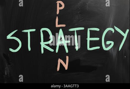 Strategie, die handschriftlich mit weißer Kreide auf einer Tafel Stockfoto