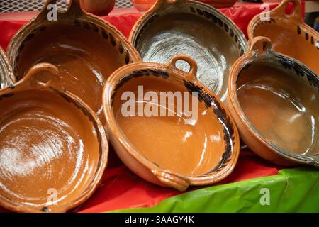 Traditionelle handbemalte Tonschalen aus Puebla, Mexiko. Stockfoto