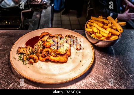 Deutsches Jaegerschnitzel - Jägerschnitzel, Schnitzel in einer Soße aus Sahne, Pilzen, Wein. Stockfoto