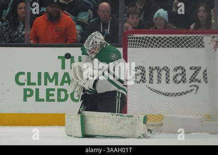 Seattle, Washington, USA. 31. März 2025. Der Torhüter Casey DeSmith (1) der Dallas Stars blockiert am 31. März 2025 einen Schuss in der ersten Phase eines NHL-Spiels gegen die Seattle Kraken in der Climate Pledge Arena in Seattle, Washington. (Foto Nate Koppelman/Alamy Live News) Stockfoto