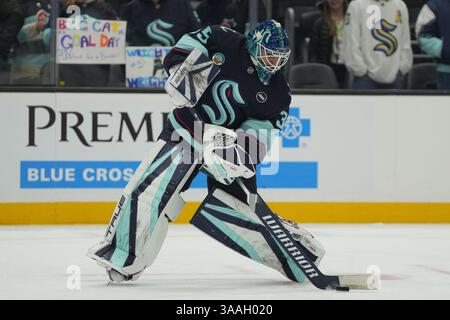 Seattle, Washington, USA. 31. März 2025. Der Torwart Joey Daccord (35) von Seattle Kraken trifft am 31. März 2025 in der Climate Pledge Arena in Seattle, Washington, ein Tor vor einem NHL-Spiel gegen die Dallas Stars. (Foto Nate Koppelman/Alamy Live News) Stockfoto