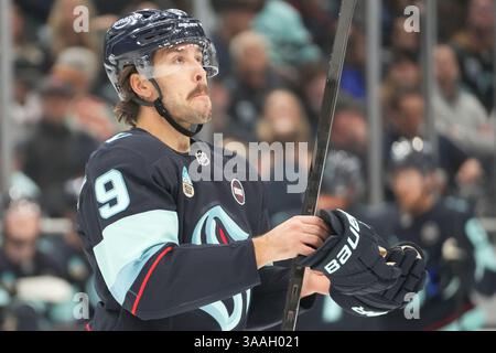 Seattle, Washington, USA. 31. März 2025. Das Seattle Kraken Center Chandler Stephenson (9) schaut während der ersten Phase eines NHL-Spiels gegen die Dallas Stars in der Climate Pledge Arena in Seattle, Washington am 31. März 2025. (Foto Nate Koppelman/Alamy Live News) Stockfoto