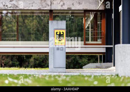 Karlsruhe, Deutschland. März 2025. Das Bundesverfassungsgericht und ein deutscher Bundesadler sind am 28. März 2025 auf einer Stele vor dem Hauptgebäude des Bundesverfassungsgerichts (BVerfG) in Karlsruhe (Baden-Württemberg) zu sehen. Als Verfassungsgericht der Bundesrepublik Deutschland ist das Bundesverfassungsgericht sowohl ein autonomes als auch unabhängiges Verfassungsorgan der Justiz, gleichrangig mit den anderen Obersten Bundesorganen und dem Obersten Gericht auf Bundesebene. Quelle: Matthias Balk/dpa/Alamy Live News Stockfoto