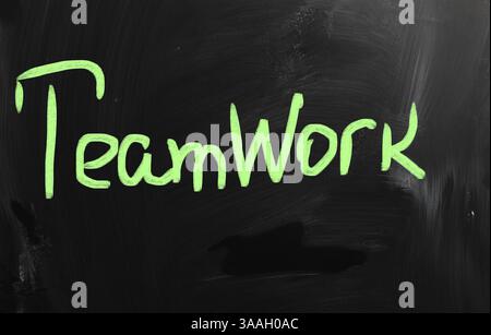 Teamarbeit mit weißer Kreide auf einer Tafel handschriftliche Stockfoto