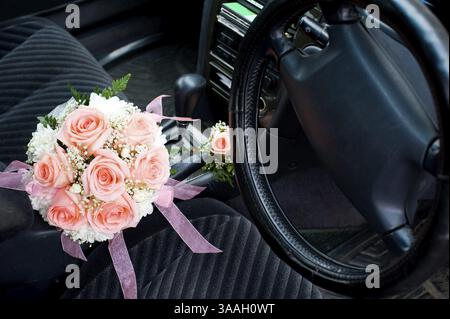 Bräute in einem Auto zwischen den Vordersitzen Stockfoto