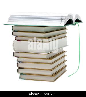 Stapel der Bücher auf weißem Hintergrund, öffnet Buch mit grünem Lesezeichen Stockfoto