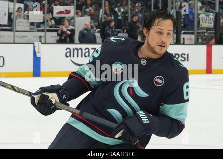 Seattle, Washington, USA. 31. März 2025. Brandon Montour (62), Verteidiger von Seattle Kraken, fährt eine Runde um das Eis, bevor er am 31. März 2025 in der Climate Pledge Arena in Seattle, Washington, gegen die Dallas Stars spielt. (Foto Nate Koppelman/Alamy Live News) Stockfoto