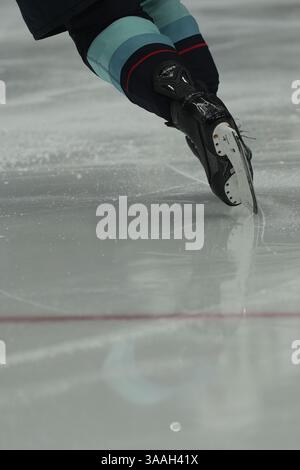 Seattle, Washington, USA. 31. März 2025. Ein Seattle Kraken-Skater hinterlässt vor der dritten Phase eines NHL-Spiels gegen die Dallas Stars in der Climate Pledge Arena in Seattle, Washington am 31. März 2025 eine Linie im frisch gereinigten Eis. (Foto Nate Koppelman/Alamy Live News) Stockfoto