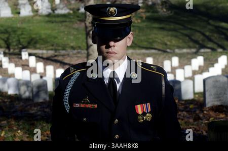 11. November 2015 - Arlington, Virginia, USA - eine Ehrenwache steht still, während die Autokasse mit US-Präsident Barack Obama auf dem Arlington National Cemetery unterwegs ist. Obama besucht den Arlington National Cemetery, um den Veteranentag zu begehen. (Foto: © Olivier Douliery/CNP Via ZUMA Wire) Stockfoto