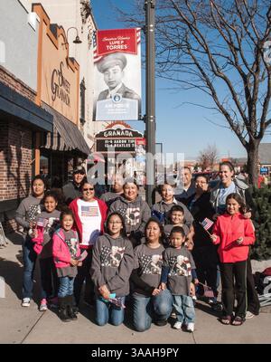 11. November 2015 - Emporia, Kansas, Vereinigte Staaten von Amerika - Veterans Day Parade in Emporia, Kansas die Stadt, die ursprünglich den Feiertag begann, der mit dem Tag des Waffenstillstands und dem Gedenktag zusammenfällt, um das Ende des Ersten Weltkrieges zu begehen. Nachkommen des Luftwaffenveteranen Lupe P. Torres aus Emporia, der während des Zweiten Weltkriegs ab 1943-1946 im China-Birma-Indien-Theater diente, posieren unter seinem Bild, das auf einem Straßenlaterne als Teil der Gedenktagaktivitäten in Emporia montiert ist. Er hatte 10 Kinder und über 40 Enkel. (Bild: © Mark Reinstein/Via ZUMA Wire via ZUMA Wire) Stockfoto