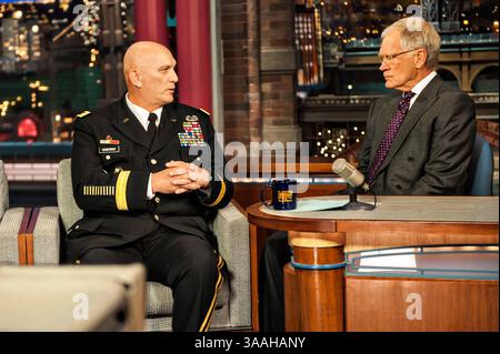 12. November 2013 - New York, New York, Vereinigte Staaten von Amerika - Generalstabschef der Armee, General Raymond Odierno, spricht mit Fernsehmoderator David Letterman in der Late Show vom 11. November 2013 in New York, N.Y. (Bild: © Sgt. Mikki Sprenkle/Planet Pix via ZUMA Wire) Stockfoto