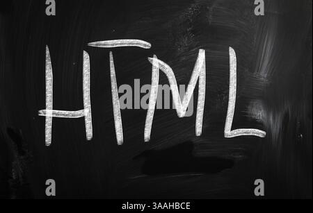 Das Wort HTML handschriftlich mit weißer Kreide auf einer Tafel Stockfoto