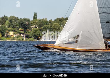 Klassische Segelyacht, die während einer Regatta auf einem See segelt Stockfoto