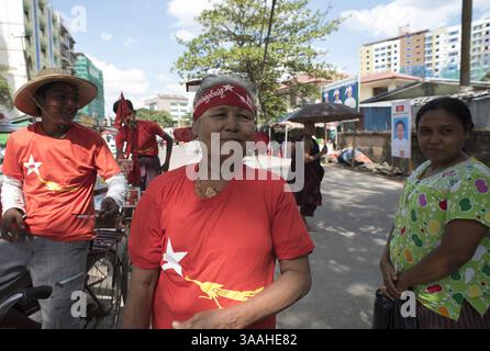 3. November 2015 – Yangon, Yangon, Myanmar – Trishaw-Fahrer und NLD-Unterstützer bereiten sich auf den Wahlkampf in Thingangyum Township, Yangon, Myanmar, am 3. November 2015 vor. Die Wahlbeamten gaben bekannt, dass Aung San Suu Kyi und ihre Partei am 13. November 2015 den Erdrutschsieg gewinnen. (Kreditbild: © Thet Htoo via ZUMA Wire) Stockfoto