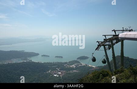 Langkawi Seilbahnen und herrliche Meereslandschaft mit kleinen Inseln. Stockfoto