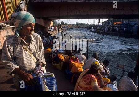 2. September 2015 - Haridwar, Uttaranchal, Indien - Hindupilger beim Ardh Kumbh Mela religiösen Festival in Haridwar in Indien. Haridwar, Uttaranchal, Indien. Eine der berühmtesten und meistbesuchten Stätten von Haridwar, Har KI Pauri wird als eine der fünf wichtigsten heiligen Stätten betrachtet. Es wird angenommen, dass es der heilige Ort ist, an dem Lord Shiva und Lord Vishnu, zwei große hinduistische Götter, in der vedischen Ära erschienen. Dieser Ort wird in religiöser Hinsicht mit dem Dashwamedh Ghat in Banaras gleichgesetzt. Es wird auch gesagt, dass Brahma, der hinduistische Gott der Schöpfung, eine Yagna im Har Ki Pauri durchgeführt hat. Das Gheat ist al Stockfoto