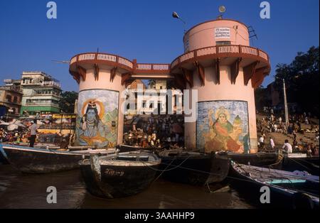 September 2015 - Varanasi, Uttar Pradesh, Indien - Leben auf den Stufen der Dasawamedh Ghats in Varanasi am Morgen. Uttar Pradesh, Indien. Dasasaswamedh Ghat ist einer der wichtigsten Ghats von Varanasi. Dasasaswamedh bedeutet wörtlich den Ghat (Flussufer) von zehn geopferten Pferden. Der Legende nach wurden zehn Pferde von Lord Brahma geopfert, um Lord Shiva die Rückkehr aus einer Zeit der Verbannung zu ermöglichen. Trotz der Tatsache, dass Dasasaswamedh einer der ältesten Ghats von Varanasi ist und auf viele tausend Jahre zurückgeht, ist der Ghat unberührt und sauber geblieben. Dasasaswamedh bietet eine schöne und farbenfrohe Stockfoto
