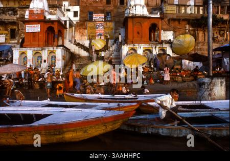 September 2015 - Varanasi, Uttar Pradesh, Indien - Leben auf den Stufen der Dasawamedh Ghats in Varanasi am Morgen. Uttar Pradesh, Indien. Dasasaswamedh Ghat ist einer der wichtigsten Ghats von Varanasi. Dasasaswamedh bedeutet wörtlich den Ghat (Flussufer) von zehn geopferten Pferden. Der Legende nach wurden zehn Pferde von Lord Brahma geopfert, um Lord Shiva die Rückkehr aus einer Zeit der Verbannung zu ermöglichen. Trotz der Tatsache, dass Dasasaswamedh einer der ältesten Ghats von Varanasi ist und auf viele tausend Jahre zurückgeht, ist der Ghat unberührt und sauber geblieben. Dasasaswamedh bietet eine schöne und farbenfrohe Stockfoto