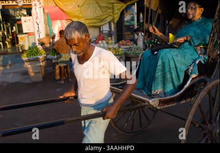 September 2015 - Kalkutta, Westbengalen, Indien - Kalkutta, Westbengalen, Indien. Die letzten Tage der Rikscha. Kalkutta ist darauf bedacht, sein modernes imageâ zu vernichten und ein mächtiges Symbol der kolonialen Vergangenheit von Indiaâ zu verbieten. Die Strategie der Fahrer von Kolkataâ Privatfahrzeugen, Taxis und Bussen und die beiliegenden Dreirad-Roller, die als Jitneys und sogar pedicabsâ benutzt werden, ist einfach: Schmieden beim Hupen voraus. Es gibt keine Stoppschilder, von denen man spricht. Für einen Besucher wirken die Schilder, die in großen Blockbuchstaben die VERKEHRSREGELN BEACHTEN, wie ein bisschen schwarzer Humor. (Bild: © Sergi Reboredo/ZUMA Wire/ZUMAPRE Stockfoto