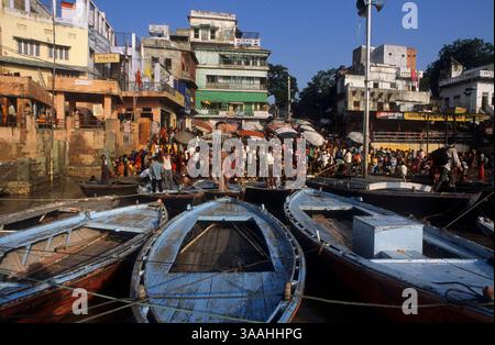 September 2015 - Varanasi, Uttar Pradesh, Indien - Leben auf den Stufen der Dasawamedh Ghats in Varanasi am Morgen. Uttar Pradesh, Indien. Dasasaswamedh Ghat ist einer der wichtigsten Ghats von Varanasi. Dasasaswamedh bedeutet wörtlich den Ghat (Flussufer) von zehn geopferten Pferden. Der Legende nach wurden zehn Pferde von Lord Brahma geopfert, um Lord Shiva die Rückkehr aus einer Zeit der Verbannung zu ermöglichen. Trotz der Tatsache, dass Dasasaswamedh einer der ältesten Ghats von Varanasi ist und auf viele tausend Jahre zurückgeht, ist der Ghat unberührt und sauber geblieben. Dasasaswamedh bietet eine schöne und farbenfrohe Stockfoto