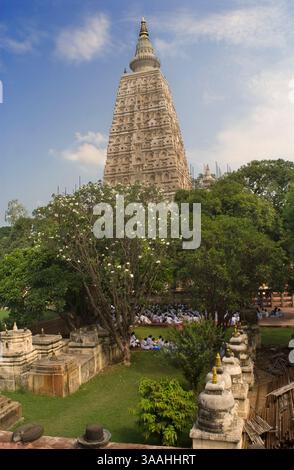 September 2015 - Bodhgaya, Bihar, Indien - Bodhgaya, Bihar, Indien. Mahabodhi Tempel In Bodhgaya. Der Mahabodhi Tempel Komplex ist eine der vier heiligen Stätten, die mit dem Leben des Buddha und insbesondere mit der Erlangung der Erleuchtung in Zusammenhang stehen. Der erste Tempel wurde von Kaiser Asoka im 3. Jahrhundert v. Chr. erbaut, der heutige Tempel stammt aus dem 5. Oder 6. Jahrhundert. Es ist einer der frühesten buddhistischen Tempel, der vollständig aus Ziegeln gebaut wurde und noch in Indien aus der späten Gupta-Zeit steht. (Bild: © Sergi Reboredo/ZUMA Wire/ZUMAPRESS.com) Stockfoto