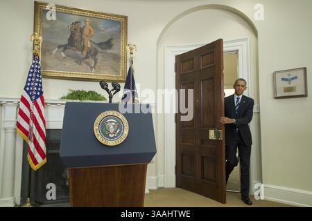 6. November 2015 - Washington, District of Columbia, Vereinigte Staaten von Amerika - US-Präsident Barack Obama kommt, um eine Erklärung zur Keystone XL-Pipeline im Roosevelt Room des Weißen Hauses in Washington, DC, USA, am 6. November 2015 abzugeben. Obama hat die Keystone XL-Pipeline unter Berufung auf den Klimawandel nach einer mehrjährigen Überprüfung der potenziellen wirtschaftlichen und ökologischen Auswirkungen des Projekts abgelehnt. Credit: Michael Reynolds / Pool via CNP (Credit Image: © Michael Reynolds/CNP via ZUMA Wire) Stockfoto