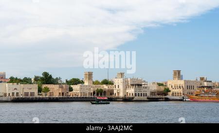Straße der Altstadt von Dubai oder Stadt oder des alten Dorfes Al Seef Khor im Viertel Al Fahidi, Vereinigte Arabische Emirate. Uferpromenade am Ufer von Dubai Stockfoto
