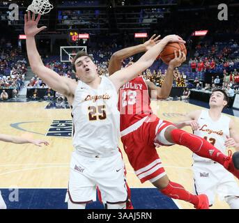 3. März 2018: St. Louis, MO, USA – Cameron Krutwig von Loyola (25) blockiert einen Schuss von Bradley's Dwayne Lautier-Ogunleye in der zweiten Halbzeit während eines Halbfinales der Missouri Valley Conference am Samstag, den 3. März. 2018 im Scottrade Center in St. Louis. Loyola fortgeschritten, 62-54. (Bild: © Chris Lee/TNS via ZUMA Wire) Stockfoto