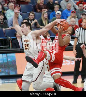 3. März 2018: St. Louis, MO, USA – Cameron Krutwig von Loyola (25) blockiert einen Schuss von Bradley's Dwayne Lautier-Ogunleye in der zweiten Halbzeit während eines Halbfinales der Missouri Valley Conference am Samstag, den 3. März. 2018 im Scottrade Center in St. Louis. Loyola fortgeschritten, 62-54. (Bild: © Chris Lee/TNS via ZUMA Wire) Stockfoto