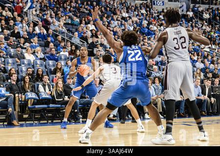 März 2018: St. Louis, Missouri, USA S - St. Louis University Guard / Stürmer JAVON BESS (3) will einen Pass an St. Louis University Forward HASAHN FRENCH (22) über die Verteidigung von St. Bonaventure Guard JAYLEN ADAMS (3) in einem Spiel, in dem St. Bonaventure Saint Louis am Samstag, den 3. März 2018 mit 64-56 besiegt, ausgetragen in der Chaifetz Arena in St. Louis, MO (Foto Richard Ulreich / ZUMA Press) (Foto: © Richard Ulreich via ZUMREICH) Stockfoto