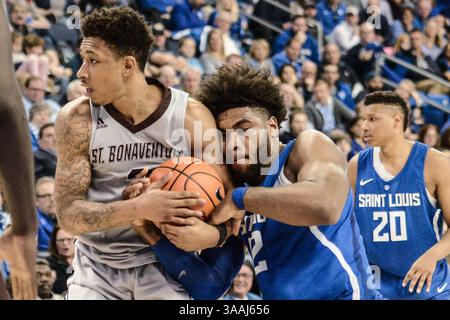März 2018: St. Louis, Missouri, USA S - St. Bonaventure Wachmann JAYLEN ADAMS (3) und St. Louis University Stürmer HASAHN FRENCH (22) schnappen sich den Ball aus einem Sprungball-Call in einem Spiel, bei dem St. Bonaventure Saint Louis am Samstag, 3. März 2018 mit 64-56 besiegt, in der Chaifetz Arena in St. Louis, MO (Foto Richard Ulreich / ZUMA Press) (Foto: © Richard Ulreich via ZUMA Wire) Stockfoto