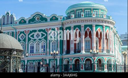 Sevastyanovs Haus oder Haus der Gewerkschaften am Ufer des Stadtteichs, der durch einen Staudamm am Fluss Iset gebildet wurde. Historisches und architektonisches Denkmal in Yekat Stockfoto