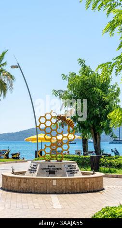 Denkmal für Bienen und Waben in der Stadt Marmaris, Türkei, an der Mittelmeerküste. Uferpromenade der Küstenstadt. Vertikales Bild. Stockfoto