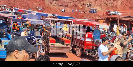 Ein pulsierender Panoramablick fängt den einzigartigen roten Sand und die geologischen Formationen des Roten Strandes auf der Insel Hormuz im Persischen Golf, Iran, ein. Dieser Pop Stockfoto