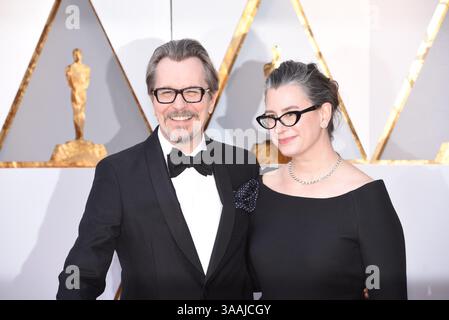 4. März 2018 – Los Angeles, Kalifornien, USA – GARY OLDMAN und seine Frau GISELE SCHMIDT kommen auf dem roten Teppich für die 90. Annual Academy Awards im Dolby Theatre an. (Bild: © Kevin Sullivan via ZUMA Wire) Stockfoto