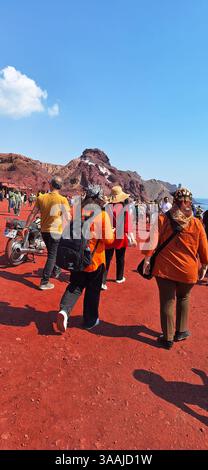 Ein pulsierender Panoramablick fängt den einzigartigen roten Sand und die geologischen Formationen des Roten Strandes auf der Insel Hormuz im Persischen Golf, Iran, ein. Dieser Pop Stockfoto