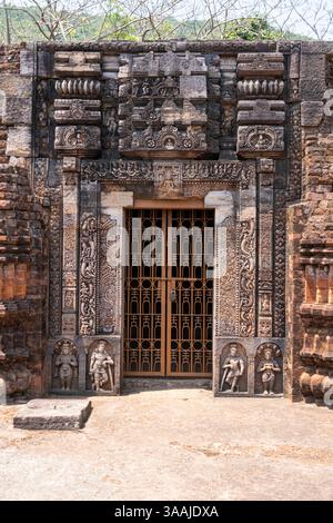 Details zum Eintritt zum Hauptschrein des Klosters Nr. 1 an der archäologischen Stätte von Udayagiri. Udayagiri besteht aus großen Stupas und Klöstern. Stockfoto