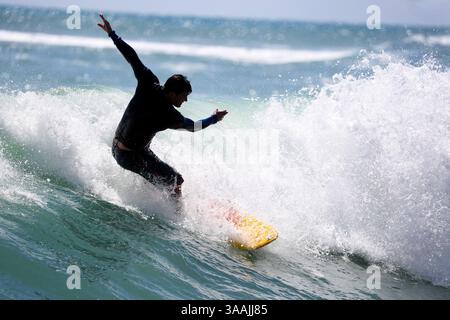 5. März 2018 - Boca Raton, FL, USA - Ein Surfer nutzt die großen Wellen am Montag, 5. März 2018 am South Inlet Park Beach in Boca Raton, Florida. Der mächtige Sturm, der den Nordosten erschütterte und mindestens neun Menschen tötete, schiebt nach Angaben des National Weather Service Wellen und kühle Temperaturen in Richtung Südflorida. (Kreditbild: © Susan Stocker/TNS via ZUMA Wire) Stockfoto