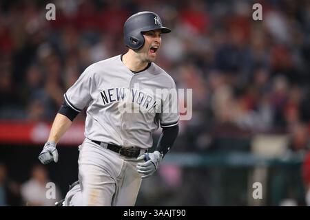 27. April 2018: New York Yankees zweiter Baseman Neil Walker (14) ruft, als er im neunten Inning im Spiel zwischen den New York Yankees und Los Angeles Angels of Anaheim, Angel Stadium in Anaheim, CA, eine RBI-Single bekommt, Fotograf: Peter Joneleit (Credit Image: &Copy; Peter Joneleit/CSM via ZUMA Wire) Stockfoto