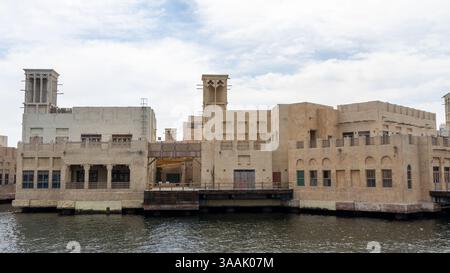 Straße der Altstadt von Dubai oder Stadt oder des alten Dorfes Al Seef Khor im Viertel Al Fahidi, Vereinigte Arabische Emirate. Uferpromenade am Ufer von Dubai Stockfoto
