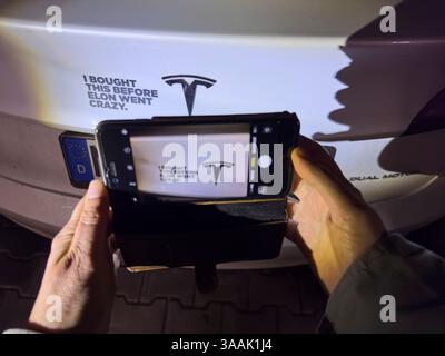 Tesla-Aufkleber „ Ich kaufte das, bevor Elon verrückt wurde“ auf einem Tesla-Auto gegen die Aktivitäten von Elon Musk in Marktoberdorf, Deutschland, 31. März 2025. Aufgrund seines politischen Engagements in den USA und der Donald Trump-Regierung protestieren die Besitzer von Tesla-Fahrzeugen auf verschiedene Weise gegen Elon Musk und die Marke Tesla. Fotograf: ddp-Bilder/Sternbilder Stockfoto