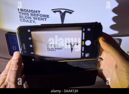Tesla-Aufkleber „ Ich kaufte das, bevor Elon verrückt wurde“ auf einem Tesla-Auto gegen die Aktivitäten von Elon Musk in Marktoberdorf, Deutschland, 31. März 2025. Aufgrund seines politischen Engagements in den USA und der Donald Trump-Regierung protestieren die Besitzer von Tesla-Fahrzeugen auf verschiedene Weise gegen Elon Musk und die Marke Tesla. Fotograf: ddp-Bilder/Sternbilder Stockfoto