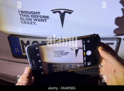 Tesla-Aufkleber Ich kaufte ihn, bevor Elon auf einem Tesla-Auto gegen die Aktivitäten von Elon Musk in Marktoberdorf, Deutschland, am 31. März 2025 verrückt wurde. Aufgrund seines politischen Engagements in den USA und der Donald Trump-Regierung protestieren die Besitzer von Tesla-Fahrzeugen auf verschiedene Weise gegen Elon Musk und die Marke Tesla. Stockfoto