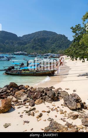 Langschwanzboote liegen am Strand der Insel Ko Phi Phi Don, Ao Nang, Provinz Krabi, Archipel in Thailand, Andamanensee. Vertikales Bild. Stockfoto