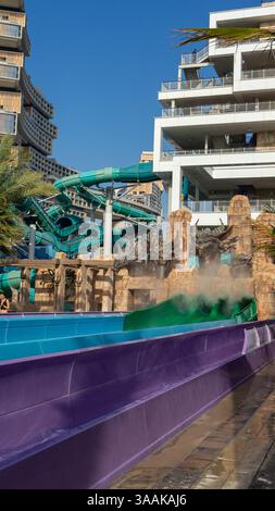 Wasserrutschen im Aquaventure Water Park auf dem Hintergrund des Hotels Atlantis the Royal. Der größte Wasserpark im Nahen Osten, Dubai, Vereinigte Arabische Emir Stockfoto